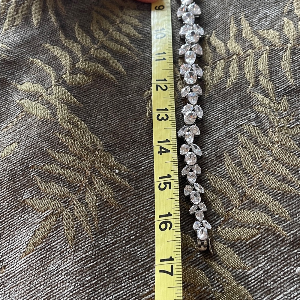 Amazing women’s cubic zirconia necklace perfect for the bride. 16-1/2” - Picture 9 of 9